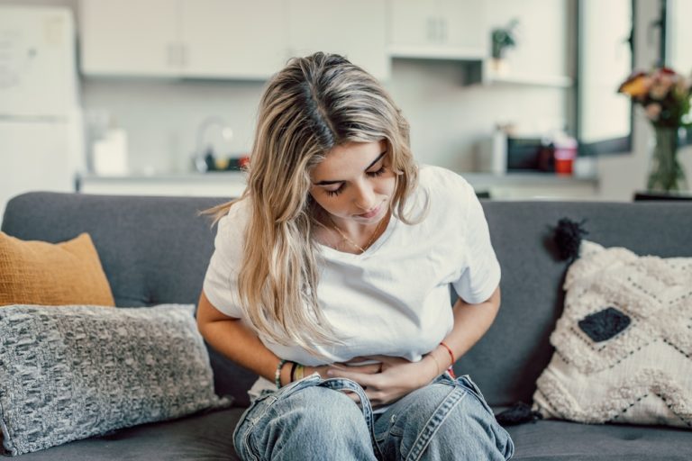 Dor abdominal que começa “leve” e piora rápido: quando pode ser apendicite